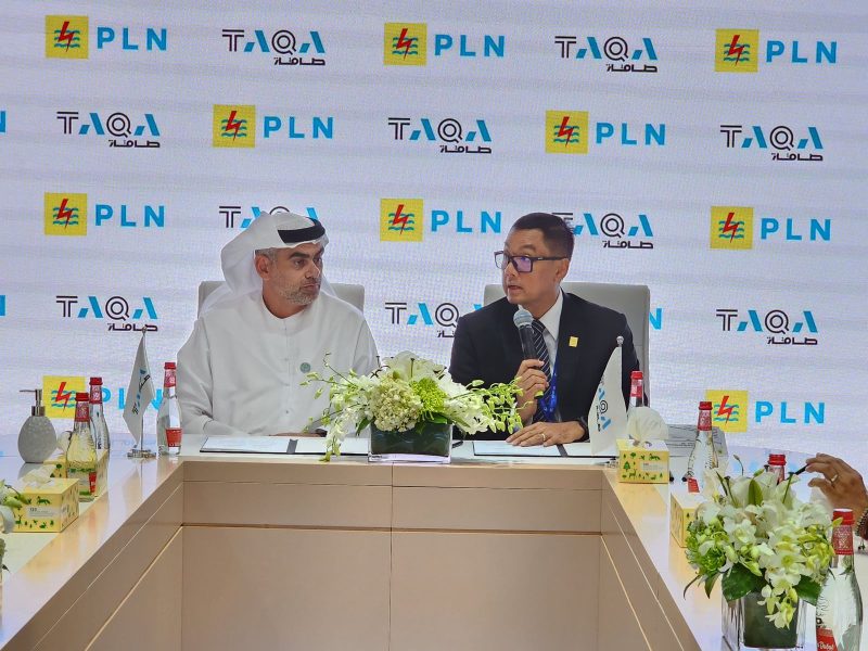 Direktur Utama PLN Darmawan Prasodjo (kanan) saat memberikan sambutannya didampingi oleh TAQA’s Group CEO and Managing Director Jasim Husain Thabet (kiri) dalam penandatanganan MoU kerja sama antara PLN dan TAQA di sela agenda COP28 di Dubai, Uni Emirat Arab (UEA), pada Senin, (4/12).