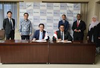 Direktur Utama PLN, Darmawan Prasodjo (tengah) dan Corporate Officer, General Manager of Sumitomo Corporation, Koichi Taniguchi (tiga dari kiri) saat menandatangani nota kesepahaman atau Memorandum of Understanding (MoU) untuk kerja sama pengembangan Pembangkit Listrik Tenaga Sampah (PLTSa) Legok Nangka, di Kabupaten Bandung Barat, Jawa Barat. Turut hadir dalam penandatanganan tersebut Deputi Bidang Koordinasi Kerja Sama Ekonomi Internasional Kementerian Koordinator Bidang Perekonomian, Edi Prio Pambudi (tiga dari kanan), Direktur Legal dan Manajemen Human Capital PLN, Yusuf Didi Setiarto (dua dari kanan), Senior Executive Vice President Hukum, Kebijakan dan Kepatuhan Korporat PLN, Nurlely Aman (kanan).