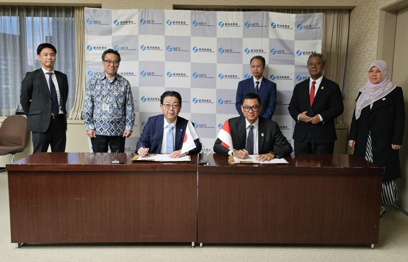 Direktur Utama PLN, Darmawan Prasodjo (tengah) dan Corporate Officer, General Manager of Sumitomo Corporation, Koichi Taniguchi (tiga dari kiri) saat menandatangani nota kesepahaman atau Memorandum of Understanding (MoU) untuk kerja sama pengembangan Pembangkit Listrik Tenaga Sampah (PLTSa) Legok Nangka, di Kabupaten Bandung Barat, Jawa Barat. Turut hadir dalam penandatanganan tersebut Deputi Bidang Koordinasi Kerja Sama Ekonomi Internasional Kementerian Koordinator Bidang Perekonomian, Edi Prio Pambudi (tiga dari kanan), Direktur Legal dan Manajemen Human Capital PLN, Yusuf Didi Setiarto (dua dari kanan), Senior Executive Vice President Hukum, Kebijakan dan Kepatuhan Korporat PLN, Nurlely Aman (kanan).