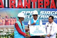 Deklarasi green tourism Toraja GENTLE yang dilaksanakan secara simbolis (23/12) oleh General Manager PLN UID Sulselrabar, Moch. Andy Adchaminoerdin (tengah), Asisten Pemerintahan dan Kesejahteraan Tana Toraja, Muhammad Safar (kanan) dan Asisten Administrasi Umum Toraja Utara, Samuel Sampe Rompon (kiri).