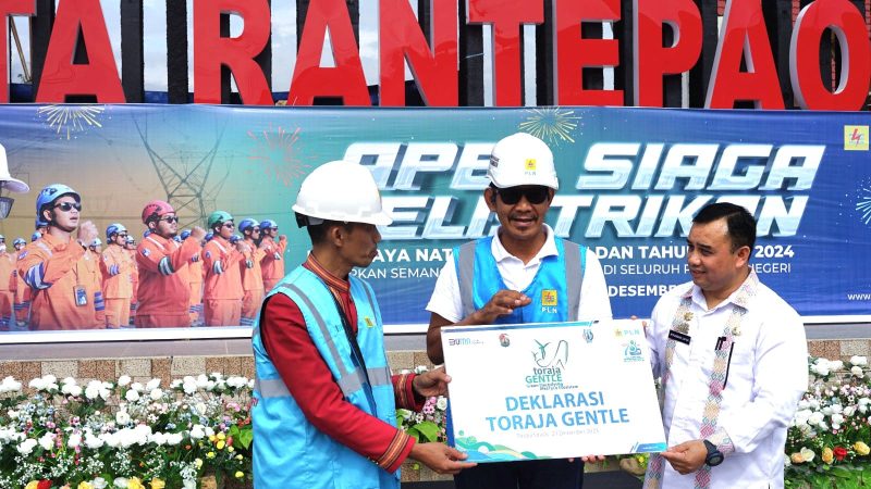 Deklarasi green tourism Toraja GENTLE yang dilaksanakan secara simbolis (23/12) oleh General Manager PLN UID Sulselrabar, Moch. Andy Adchaminoerdin (tengah), Asisten Pemerintahan dan Kesejahteraan Tana Toraja, Muhammad Safar (kanan) dan Asisten Administrasi Umum Toraja Utara, Samuel Sampe Rompon (kiri).