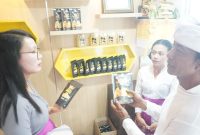 Ketua Srikandi PLN UID Bali, Ni Made Sumaryani (kiri) mendengarkan penjelasan proses pembuatan keripik nangka dari Kelompok Wanita Tani (KWT) Buana Sari, di Desa Yeh Sumbul, Mendoyo, Jembrana, Bali, Kamis (21/12).