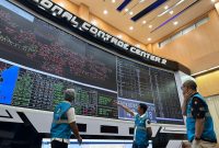 Petugas PLN memantau kondisi sistem interkoneksi yang menyuplai energi listrik untuk masyarakat di Kalimantan Selatan, Tengah dan Timur dari Pusat Pengatur dan Penyaluran Beban. PLN membangun smart meter dan smart control system untuk mendukung hadirnya pembangkit EBT berskala besar dengan tetap menjaga keandalan listrik.