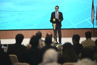 Direktur Utama PLN Darmawan Prasodjo saat memberikan sambutannya pada acara penandatanganan Letter of Intent (LOI) program dedieselisasi antara PLN dan tiga perusahaan energi yaitu ib vogt GmbH asal Jerman, PT Indika Energy Utama Tbk. dan Infraco Asia Development Pte., Ltd. di Kantor Pusat PLN, Jakarta (21/12).