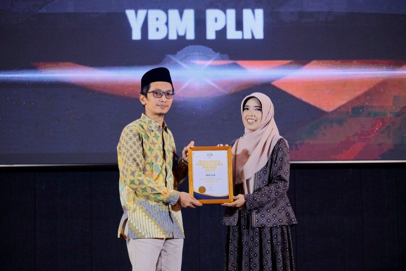 Penyerahan penghargaan Indonesia Fundraising Award (IFA) 2023 secara simbolis kepada Pengurus YBM PLN, Irianto Resi (kiri).