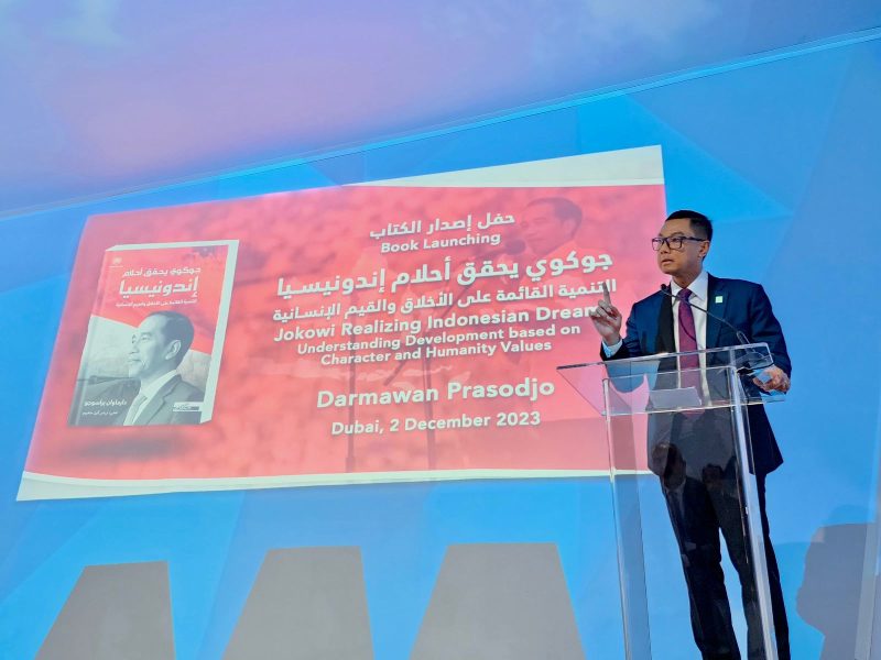Direktur Utama PLN Darmawan Prasodjo saat menyampaikan sambutannya dalam peluncuran buku biografi “Jokowi Mewujudkan Mimpi Indonesia” karya yang diterbitkan dalam versi Bahasa Arab di sela-sela acara COP28 di Dubai, Uni Emirat Arab pada Sabtu (2/12).