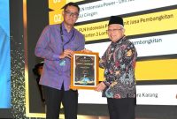 Penyerahan penghargaan Green Leadership Utama oleh Wakil Presiden RI Ma’ruf Amin (kanan) kepada Direktur Utama PLN Darmawan Prasodjo (kiri) pada ajang Anugerah Lingkungan PROPER dan Kinerja Pengelolaan Lingkungan Hidup Daerah, Rabu (20/12).