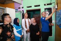 Wakil Ketua Komisi VII DPR RI Eddy Soeparno (kanan) bersama Wakil Walikota Bogor Dedie Abdu Rachim (tiga dari kanan), Direktur Jenderal Ketenagalistrikan Kementerian ESDM Jisman P. Hutajulu (kiri), dan Direktur Retail dan Niaga PLN Edi Srimulyanti (dua dari kiri) saat melakukan penyalaan listrik program Bantuan Pasang Baru Listrik (BPBL) di rumah penerima BPBL Nur Hasanah, di Desa Cimahpar, Kecamatan Bogor Utara, Kota Bogor, Kamis (7/12).