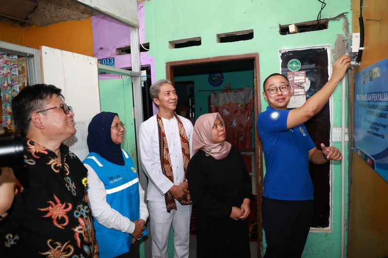 Wakil Ketua Komisi VII DPR RI Eddy Soeparno (kanan) bersama Wakil Walikota Bogor Dedie Abdu Rachim (tiga dari kanan), Direktur Jenderal Ketenagalistrikan Kementerian ESDM Jisman P. Hutajulu (kiri), dan Direktur Retail dan Niaga PLN Edi Srimulyanti (dua dari kiri) saat melakukan penyalaan listrik program Bantuan Pasang Baru Listrik (BPBL) di rumah penerima BPBL Nur Hasanah, di Desa Cimahpar, Kecamatan Bogor Utara, Kota Bogor, Kamis (7/12).