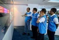 Wakil Menteri BUMN, Kartika Wirjoatmodjo (kedua dari kiri) melakukan peninjauan Posko Siaga Pengamanan Suplai Kelistrikan Kantor PLN Pusat didampingi Direktur Transmisi dan Perencanaan Sistem PLN, Evy Haryadi (kiri), Direktur Distribusi PLN, Adi Priyanto (kedua dari kanan), dan Direktur Perencanaan Korporat dan Pengembangan Bisnis PLN, Hartanto Wibowo (kanan).