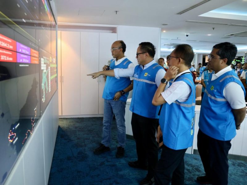 Wakil Menteri BUMN, Kartika Wirjoatmodjo (kedua dari kiri) melakukan peninjauan Posko Siaga Pengamanan Suplai Kelistrikan Kantor PLN Pusat didampingi Direktur Transmisi dan Perencanaan Sistem PLN, Evy Haryadi (kiri), Direktur Distribusi PLN, Adi Priyanto (kedua dari kanan), dan Direktur Perencanaan Korporat dan Pengembangan Bisnis PLN, Hartanto Wibowo (kanan).