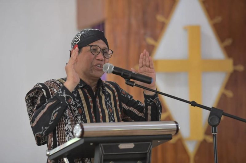 Menteri Desa, PDT, dan Transmigrasi Abdul Halim Iskandar didampingi Penasihat DWP Kemendes PDTT Lilik Umi Nashriyah, Direktur Pengembangan Kelembagaan Ekonomi dan Investasi Kemendes PDTT Nugroho Setijo Nagoro, Bupati Sabu Raijua Nikodemus Nithanael Rihi Heke, Wakil Bupati Sabu Raijua Raijua Yohanis Uly Kale, Ketua Tim Penggerak PKK Kabupaten Sabu Raijua Martina Raga Lay berdialog dengan para kepala desa dan pendamping desa di Sabu Raijua, NTT, Selasa (5/12/2023). Gus Halim juga memberikan bantuan pengembangan enam BUM Desa di Kabupaten Sabu Raijua. 
Foto: Wening/Kemendes PDTT