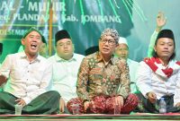 OMBANG - Menteri Desa, Pembangunan Daerah Tertinggal dan Transmigrasi, Abdul Halim Iskandar didampingi istri Lilik Umi Nashriyah bersholawat bersama sekaligus meresmikan Mushollah Al - Munir, di Dusun Sembung, Desa Bangsri, Kecamatan Plandaan, Kabupaten Jombang, Jawa Timur, Minggu (9/12/2023).  Foto : Andri / HumasKemendes PDTT