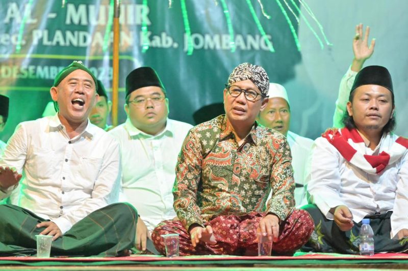 OMBANG - Menteri Desa, Pembangunan Daerah Tertinggal dan Transmigrasi, Abdul Halim Iskandar didampingi istri Lilik Umi Nashriyah bersholawat bersama sekaligus meresmikan Mushollah Al - Munir, di Dusun Sembung, Desa Bangsri, Kecamatan Plandaan, Kabupaten Jombang, Jawa Timur, Minggu (9/12/2023).  Foto : Andri / HumasKemendes PDTT