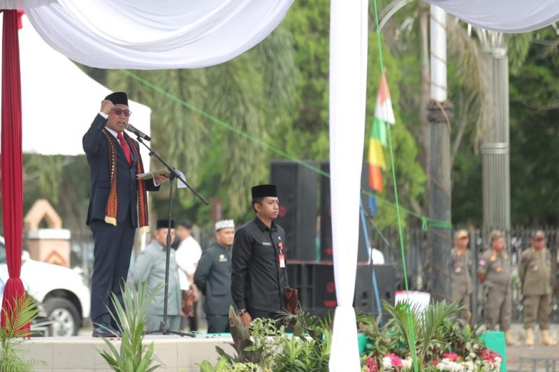 LAMPUNG TIMUR - Menteri Desa, Pembangunan Daerah Tertinggal, dan Transmigrasi (Mendes PDTT) Abdul Halim Iskandar,menjadi Inspektur upacara Hari Bhakti Transmigrasi didampingi Istri Lilik Umi Nashriyah, di lapangan Kantor Bupati Lampung Timur, Selasa 12/12/23
Foto : Angga/kemendespdtt