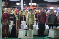LAMPUNG TIMUR - Menteri Desa, Pembangunan Daerah Tertinggal, dan Transmigrasi, Abdul Halim Iskandar, menghadiri sekaligus memberi sambutan dalam Pagelaran Wayang Kulit, pada Tasyakuran Hari Bhakti Transmigrasi (HBT) ke-73, di Kabupaten Lampung Timur, Provinsi Lampung, Selasa 12/12/23
Foto : Angga/Kemendespdtt