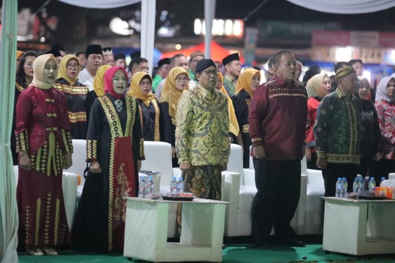 LAMPUNG TIMUR - Menteri Desa, Pembangunan Daerah Tertinggal, dan Transmigrasi, Abdul Halim Iskandar, menghadiri sekaligus memberi sambutan dalam Pagelaran Wayang Kulit, pada Tasyakuran Hari Bhakti Transmigrasi (HBT) ke-73, di Kabupaten Lampung Timur, Provinsi Lampung, Selasa 12/12/23
Foto : Angga/Kemendespdtt