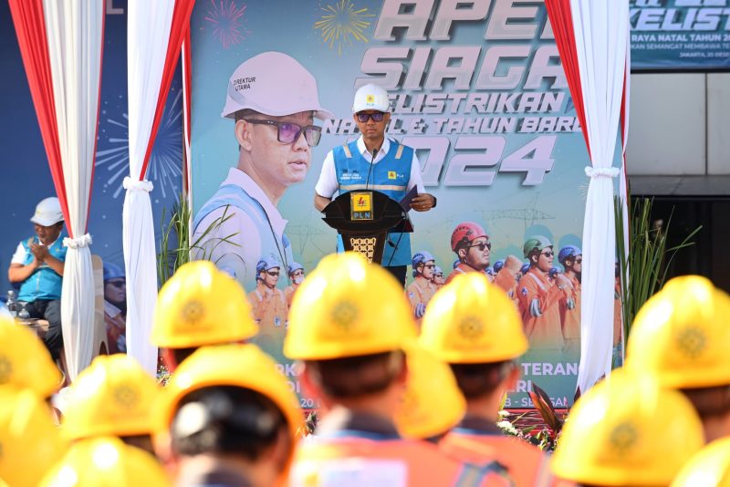 Direktur Utama PLN Darmawan Prasodjo menyampaikan arahan kepada seluruh petugas siaga kelistrikan saat Apel Siaga Kelistrikan Natal 2023 dan Tahun Baru 2024 untuk memberikan layanan terbaik kepada pelanggan dengan memastikan pasokan listrik yang andal.
