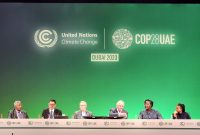 Direktur Utama PLN Darmawan Prasodjo (kedua dari kiri) saat menjadi panelis pada sesi diskusi “From Concept to Impact: Energizing Progress in the Global South’s Energy Transition and Investment Pathways”  by GEAPP bersama Global Vice President for Industries IFC (World Bank Group) Mohamed Gouled (kiri), CEO of IKEA Foundation Per Heggenes (ketiga dari kiri), Business Leader & Author of “Net Positive” Paul Polman (ketiga dari kanan), CEO of All On Caroline Eboumbou (kedua dari kanan), Special Advisor, Africa, UN Climate Change High-Level Champions Bogolo Kenewendo (kanan) dalam rangkaian COP28 Dubai, Uni Emirat Arab, Jumat (01/12).