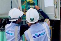 ustrasi petugas tengah memasang jaringan internet Iconnet.