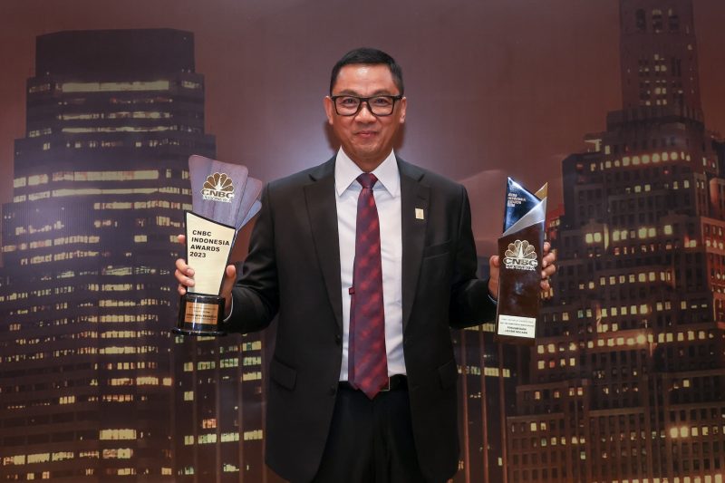 Direktur Utama PLN Darmawan Prasodjo mengangkat plakat penghargaan sebagai CEO of The Year dan PLN sebagai Best ESG (Environmental, Social, and Governance) Campaign in Energy Sector dalam ajang CNBC Indonesia Awards 2023, di Jakarta, Rabu (13/12).