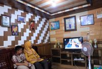 Salah satu warga Pulau Buluh, Kepulauan Riau Zaleha (kanan), yang berprofesi sebagai ibu rumah tangga sangat bersyukur karena listrik sudah menyala 24 jam di desanya.