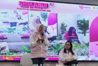 Direktur Utama PT PLN Enjiniring sekaligus Ketua Harian Srikandi PLN Chairani Rachmatullah (kiri) dan VP Strategi Organisasi PLN Sari Indah Damayanti (kanan) pada kegiatan Srikandi Goes to Campus di Universitas Airlangga, Surabaya (4/12).