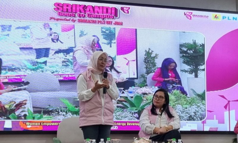 Direktur Utama PT PLN Enjiniring sekaligus Ketua Harian Srikandi PLN Chairani Rachmatullah (kiri) dan VP Strategi Organisasi PLN Sari Indah Damayanti (kanan) pada kegiatan Srikandi Goes to Campus di Universitas Airlangga, Surabaya (4/12).