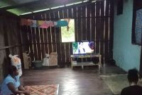 Listrik yang berasal dari Pembangkit Listrik Tenaga Surya (PLTS) Samanente berkapasitas 30 kWp dimanfaatkan masyarakat untuk beraktivitas menggunakan peralatan listrik.