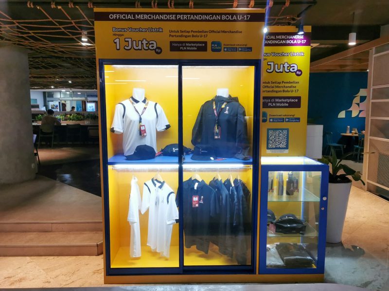 Official merchandise FIFA World Cup U-17 yang bisa dibeli melalui aplikasi PLN Mobile.