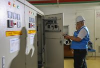 General Manager PLN Unit Induk Distribusi Jawa Tengah dan Daerah Istimewa Yogyakarta Jateng, Moch. Soffin Hadi tengah melakukan peninjauan sistem kelistrikan sebelum pertandingan final FIFA World Cup U-17 di Stadion Manahan, Solo, Sabtu (3/12).