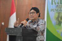 Menteri Desa, Pembangunan Daerah Tertinggal, dan Transmigrasi Abdul Halim Iskandar didampingi Sekjen Kemendes PDTT Taufik Madjid, Dirjen PPDT Nugroho Setijo Rapat Konsolidasi Pendampingan Desa Berbasis Masyarakat di Kabupaten Halmahera Selatan Provinsi Maluku Utara bertempat di Labuha, Kamis (14/12/2023).

Foto: Mugi/Kemendes PDTT
