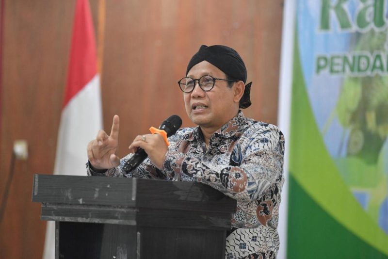 Menteri Desa, Pembangunan Daerah Tertinggal, dan Transmigrasi Abdul Halim Iskandar didampingi Sekjen Kemendes PDTT Taufik Madjid, Dirjen PPDT Nugroho Setijo Rapat Konsolidasi Pendampingan Desa Berbasis Masyarakat di Kabupaten Halmahera Selatan Provinsi Maluku Utara bertempat di Labuha, Kamis (14/12/2023).

Foto: Mugi/Kemendes PDTT
