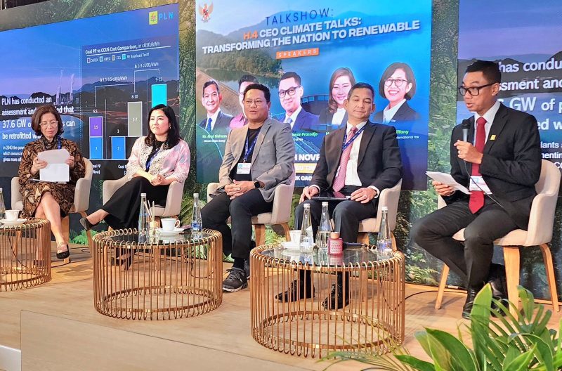 Direktur Utama PLN Darmawan Prasodjo (kanan) saat memaparkan skema Accelerating Renewable Energy Development (ARED) di sesi talkshow bertajuk CEO Climate Talks: Transforming The Nation to Renewable di Pavilion Indonesia COP28, Dubai, Uni Emirat Arab sebagai langkah agresif PLN dalam mendukung upaya Pemerintah Indonesia mencapai Net Zero Emissions (NZE) di tahun 2060.