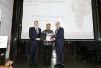 Executive Vice President Komunikasi Korporat dan TJSL PLN Gregorius Adi Trianto (tengah) saat mewakili PLN menerima penghargaan bidang lingkungan hidup pada ajang Energy Globe Award. Penghargaan diserahkan langsung Commercial Counsellor Kedutaan Besar Austria Sigmund Nemeti (kiri) dan Duta Besar Austria untuk Indonesia Thomas Loidl (kanan) di Kedutaan Besar Austria untuk Indonesia, di Jakarta, Kamis (18/1).