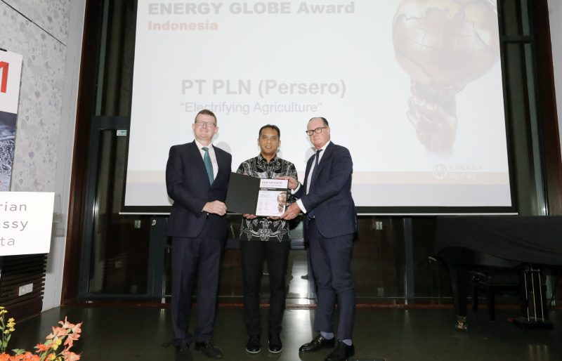 Executive Vice President Komunikasi Korporat dan TJSL PLN Gregorius Adi Trianto (tengah) saat mewakili PLN menerima penghargaan bidang lingkungan hidup pada ajang Energy Globe Award. Penghargaan diserahkan langsung Commercial Counsellor Kedutaan Besar Austria Sigmund Nemeti (kiri) dan Duta Besar Austria untuk Indonesia Thomas Loidl (kanan) di Kedutaan Besar Austria untuk Indonesia, di Jakarta, Kamis (18/1).