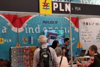 Pengunjung memadati booth PLN pada ajang Vakantiebeurs 2024 yang berlangsung 9-12 Januari 2024 di Jaarbeurs, Utrecht, Belanda.