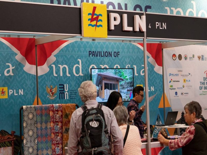 Pengunjung memadati booth PLN pada ajang Vakantiebeurs 2024 yang berlangsung 9-12 Januari 2024 di Jaarbeurs, Utrecht, Belanda.