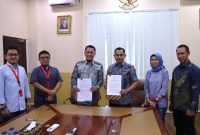 Penandatanganan Berita Acara Tanggal Operasi Komersial PLTM Besai Kemu yang dilaksanakan di Kantor PLN UID Lampung pada hari Jumat (5/1) oleh General Manager PLN UID Lampung Saleh Siswanto (tiga dari kanan) dan Presiden Direktur PT Uway Energi Perdana Asep Iwan Gunawan (tiga dari kiri), didampingi oleh Senior Manager Niaga dan Manajemen Pelanggan PLN UID Lampung Rahmi Handayani (dua dari kanan), Senior Manager Perencanaan PLN UID Lampung Heru Rianto (kanan), Project Management, Operation and Maintenance Manager PT Uway Energi Perdana Dani Kurniawan (dua dari kiri) dan Business Development Manager PT Uway Energi Perdana Zikri Nibras (kiri).