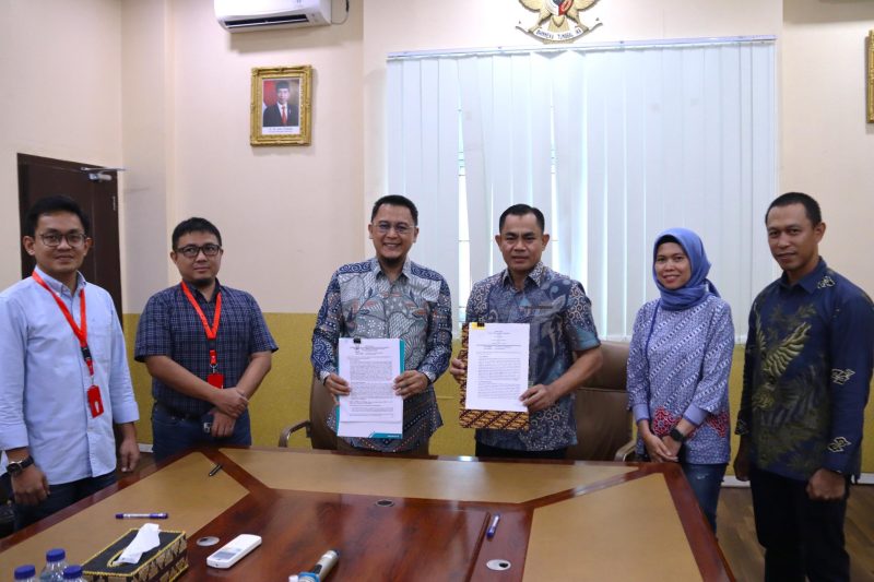 Penandatanganan Berita Acara Tanggal Operasi Komersial PLTM Besai Kemu yang dilaksanakan di Kantor PLN UID Lampung pada hari Jumat (5/1) oleh General Manager PLN UID Lampung Saleh Siswanto (tiga dari kanan) dan Presiden Direktur PT Uway Energi Perdana Asep Iwan Gunawan (tiga dari kiri), didampingi oleh Senior Manager Niaga dan Manajemen Pelanggan PLN UID Lampung Rahmi Handayani (dua dari kanan), Senior Manager Perencanaan PLN UID Lampung Heru Rianto (kanan), Project Management, Operation and Maintenance Manager PT Uway Energi Perdana Dani Kurniawan (dua dari kiri) dan Business Development Manager PT Uway Energi Perdana Zikri Nibras (kiri).