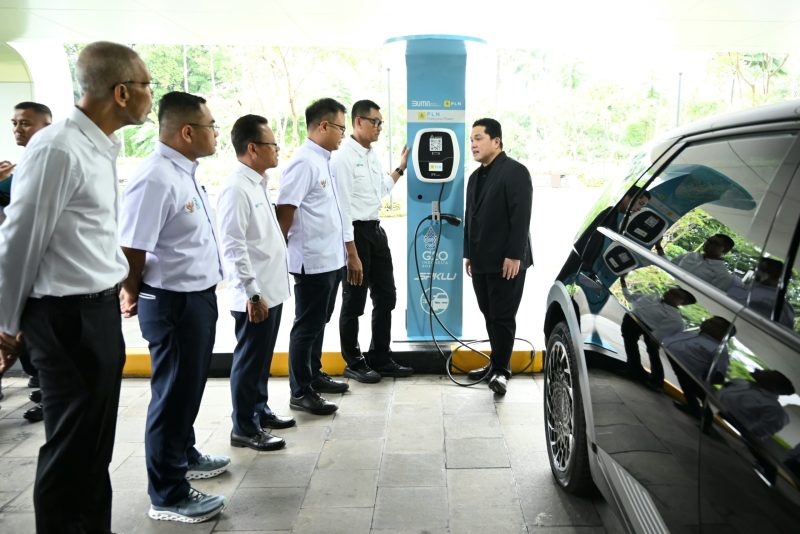 Menteri Badan Usaha Milik Negara Erick Thohir (kanan), bersama Direktur Utama PLN Darmawan Prasodjo (dua dari kanan), Sekretaris Kementerian BUMN, Rabin Indrajad Hattari (tiga dari kanan), Deputi Bidang Sumber Daya Manusia, Teknologi dan Informasi Kementerian BUMN Tedi Bharata (dua dari kiri), Deputi Bidang Hukum dan Perundang-undangan Kementerian BUMN Robertus Billitea (kiri), dan General Manager PLN Unit Induk Distribusi Jakarta Raya Lasiran (tiga dari kiri) saat meninjau pengisian daya kendaraan listrik di halaman Kantor Kementerian BUMN, Jakarta, Rabu (3/1).