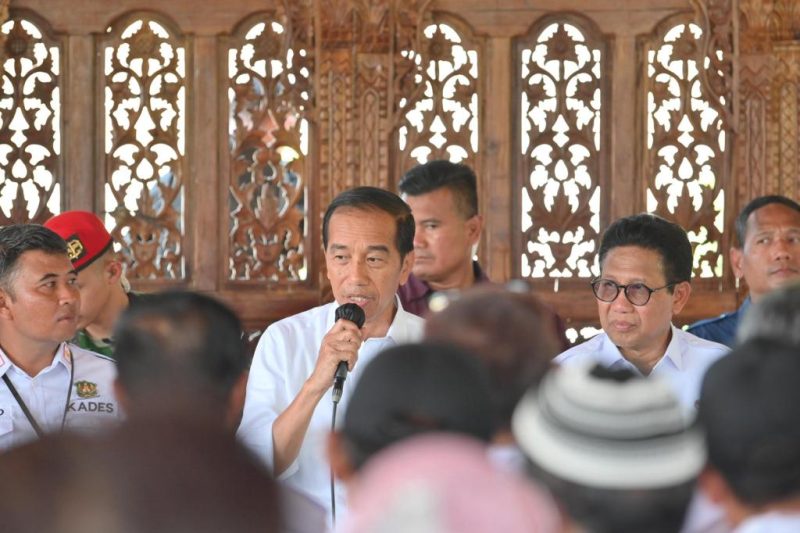 Menteri Desa, Pembangunan Daerah Tertinggal dan Transmigrasi Abdul Halim Iskandar mendampingi Presiden RI Joko Widodo Meninjau Desa Wisata Pagak, Kec. Purwareja Klampok Kab. Banjarnegara serta berdialog dengan para Kepala Desa Se-Kabupaten Banjarnegara. Rabu (3/01/24).

Dok. Andri/Humas Kemendes PDTT