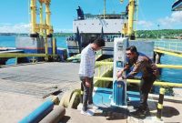 Stasiun Penyedia Listrik Kapal Sandar (SPLiKS) di Pelabuhan Waibalun Larantuka, Nusa Tenggara Timur untuk mendukung nelayan setempat.