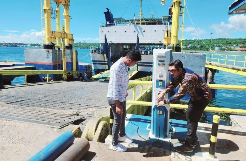 Stasiun Penyedia Listrik Kapal Sandar (SPLiKS) di Pelabuhan Waibalun Larantuka, Nusa Tenggara Timur untuk mendukung nelayan setempat.