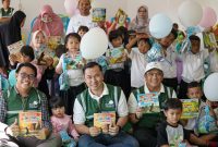 Penyerahan buku kepada murid PAUD KB Budi Mulya Desa Padang pada Juli 2023./ Dok PLN