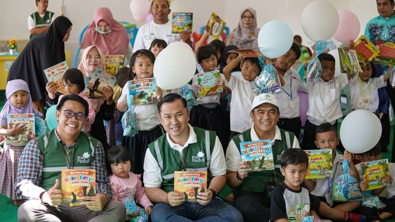 Penyerahan buku kepada murid PAUD KB Budi Mulya Desa Padang pada Juli 2023./ Dok PLN