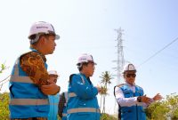 Petugas PLN tengah berkoordinasi guna memastikan jaringan SUTT siap diberikan tegangan di Kota Palu, Sulawesi Tengah.