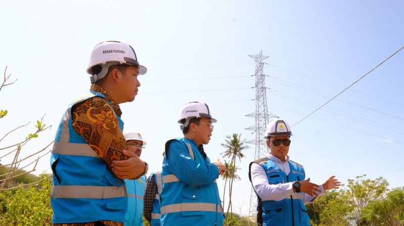 Petugas PLN tengah berkoordinasi guna memastikan jaringan SUTT siap diberikan tegangan di Kota Palu, Sulawesi Tengah.