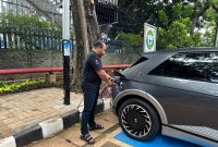 Penggunaan SPKLU PLN EYE tipe pole mounted charging, di kantor PLN di jalan KS Tubun, Jakarta Barat yang sudah beroperasi dan siap melayani pengguna electric vehicle.