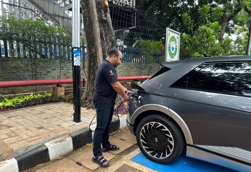 Penggunaan SPKLU PLN EYE tipe pole mounted charging, di kantor PLN di jalan KS Tubun, Jakarta Barat yang sudah beroperasi dan siap melayani pengguna electric vehicle.